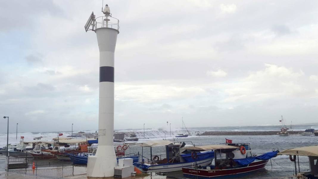 Böylesi ne görüldü ne yaşandı! Dev dalgalar Antalya'daki limanları yuttu 6