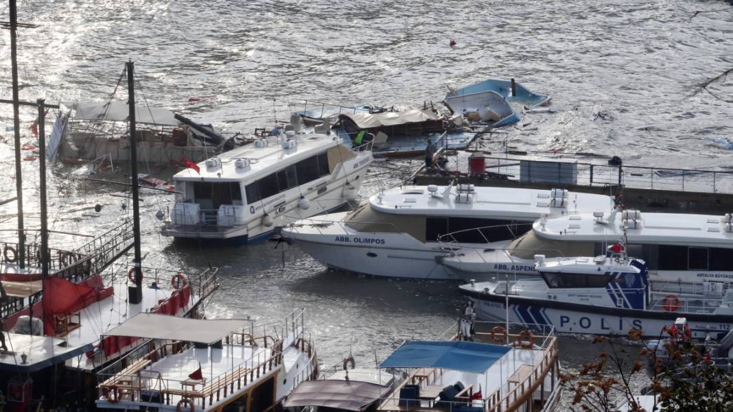 Böylesi ne görüldü ne yaşandı! Dev dalgalar Antalya'daki limanları yuttu 5