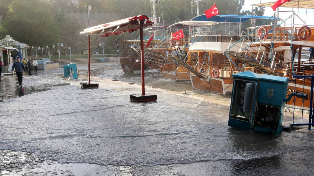 Böylesi ne görüldü ne yaşandı! Dev dalgalar Antalya'daki limanları yuttu 4