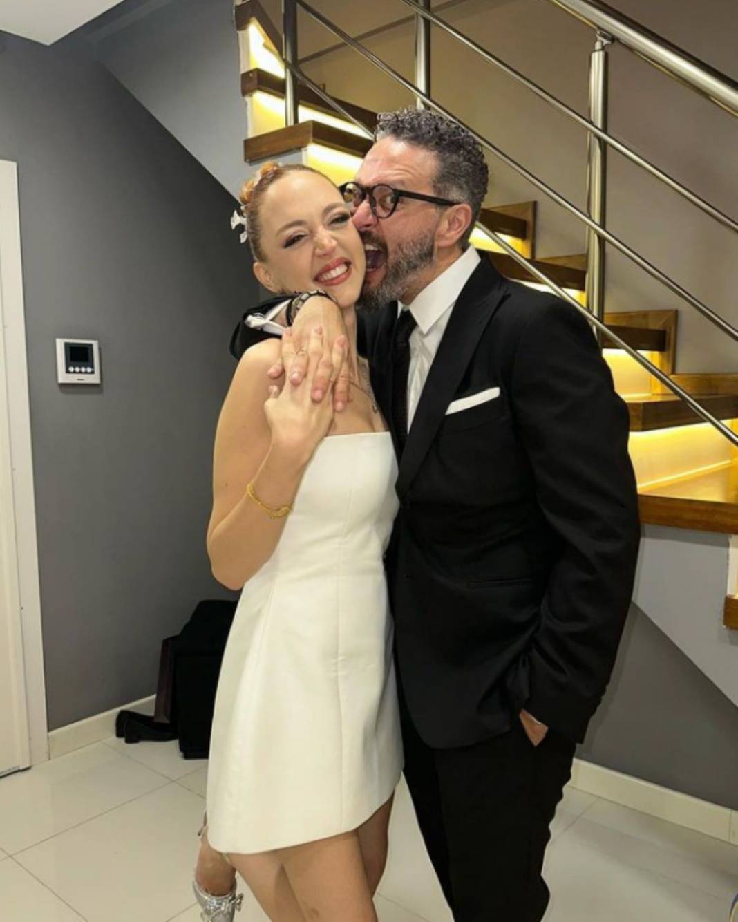 Ünlü sunucu İbrahim Selim sessiz sedasız nişanlandı! Sunucunun sevgilisi görenleri şaşkına çevirdi… Bakın kiminle nişanlanmış… 3