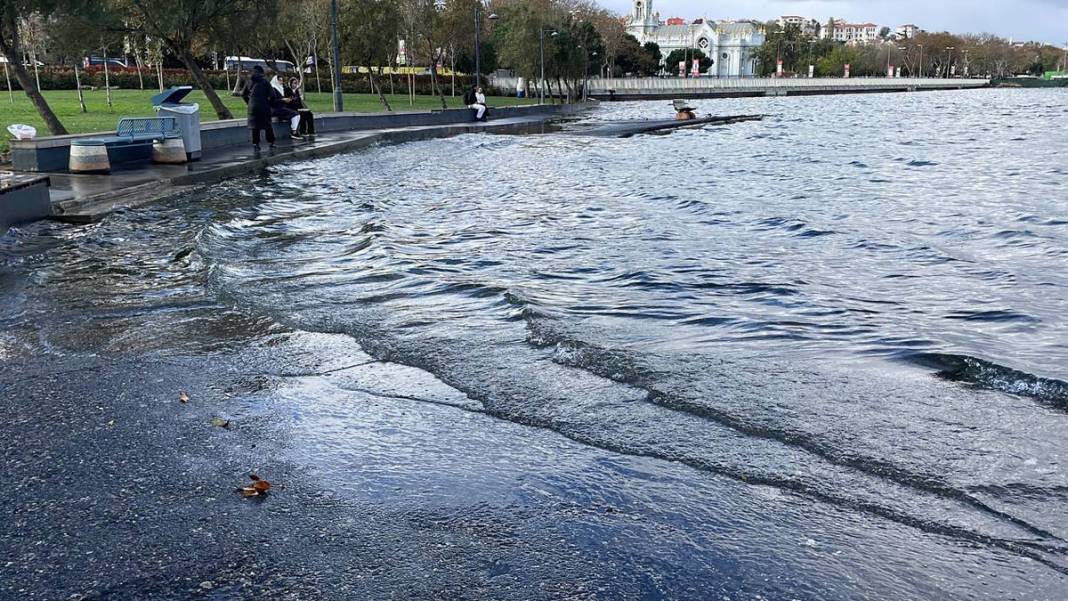 İstanbul'u fırtına vurdu: Deniz seviyesi yükseldi, ağaçlar devrildi, çatılar uçtu 8