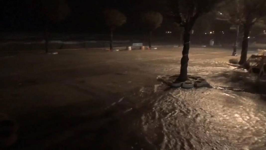 İstanbul'u fırtına vurdu: Deniz seviyesi yükseldi, ağaçlar devrildi, çatılar uçtu 9