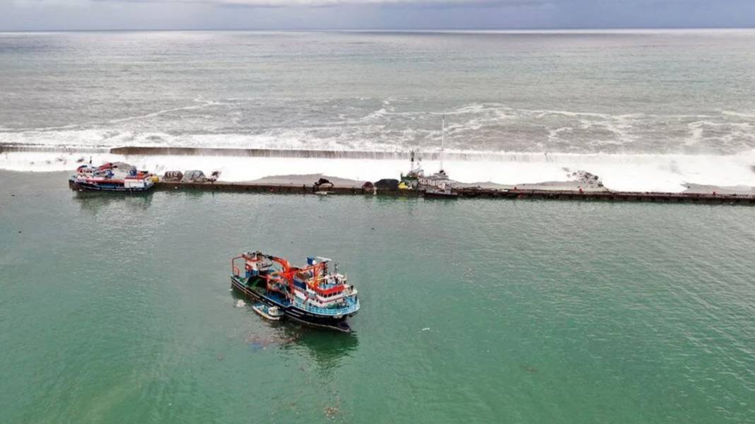 Karadeniz sahil yolu trafiğe kapandı 5