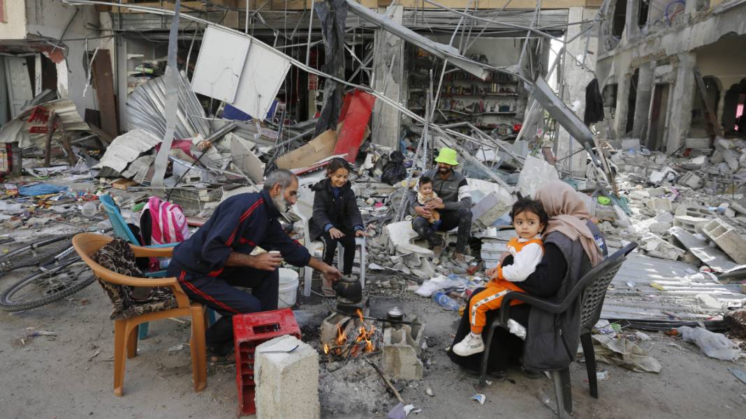 En acı eve dönüş... Gazze'deki enkazın arasında yaşama tutunmaya çalışıyorlar 1