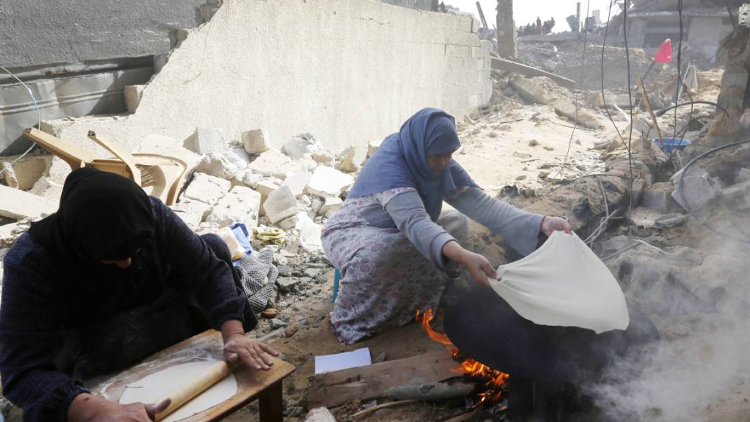 En acı eve dönüş... Gazze'deki enkazın arasında yaşama tutunmaya çalışıyorlar 3