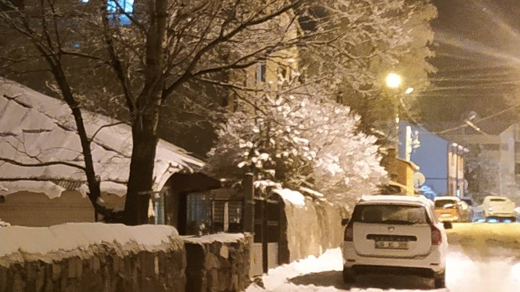 Çatılar uçtu, binalar hasar gördü... Şiddetli fırtına Kars'ı yerle bir etti 1