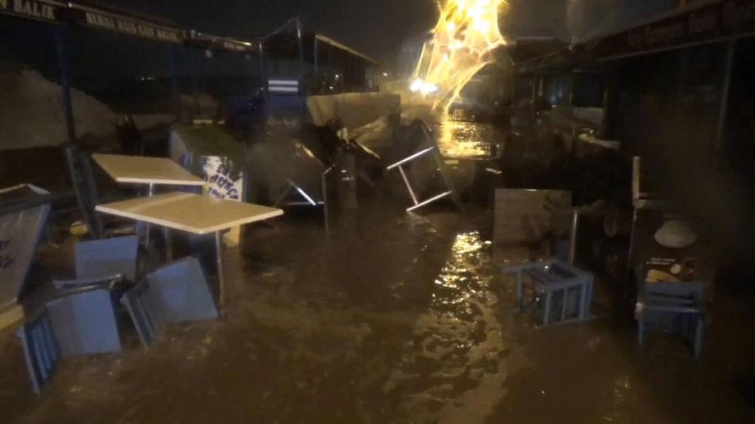 İstanbul'u fırtına vurdu: Deniz seviyesi yükseldi, ağaçlar devrildi, çatılar uçtu 10