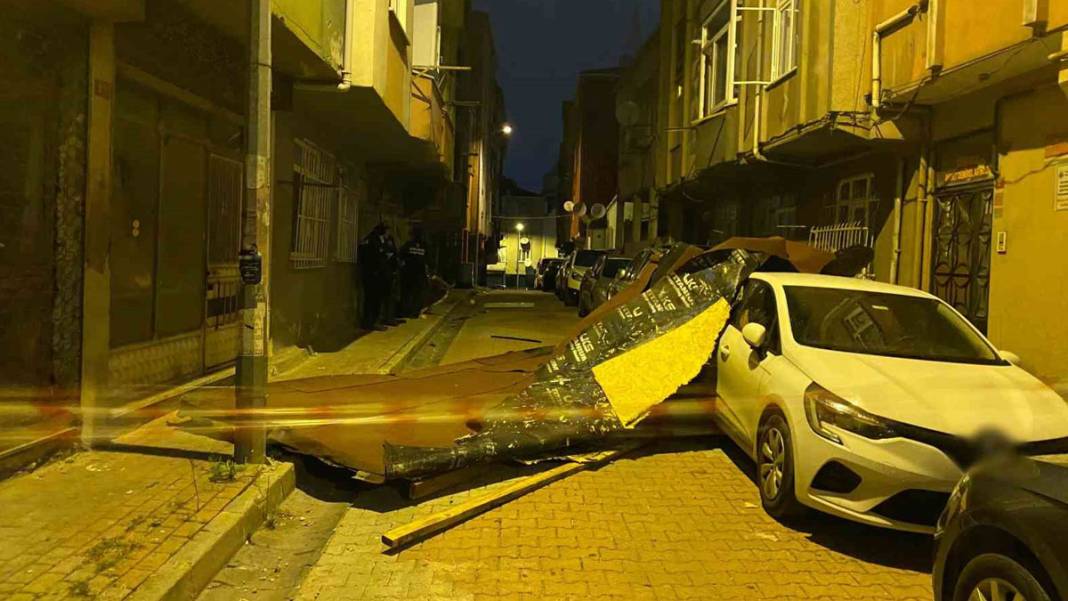 İstanbul'u fırtına vurdu: Deniz seviyesi yükseldi, ağaçlar devrildi, çatılar uçtu 6