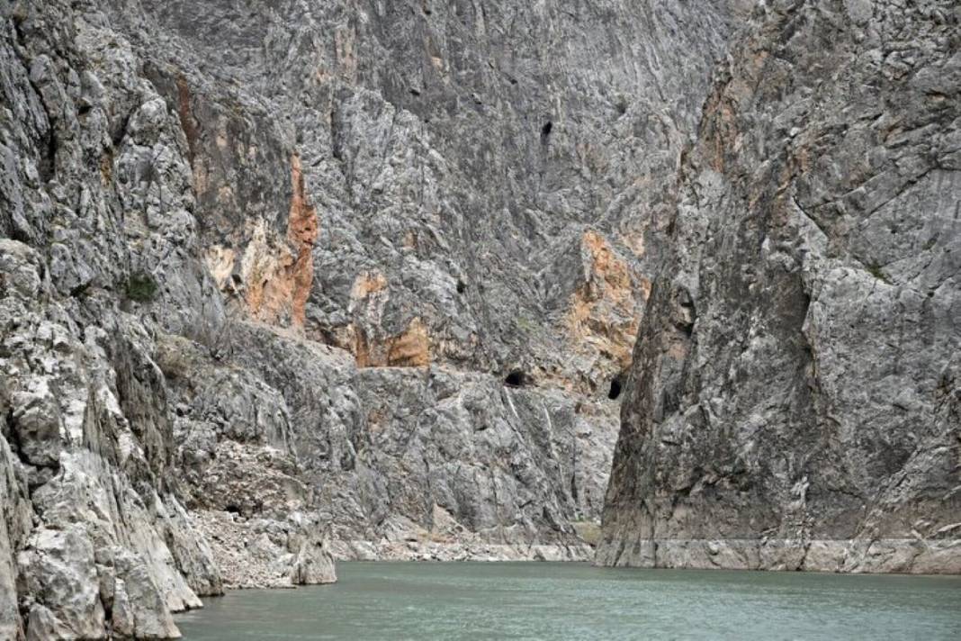 Burası dünyanın en tehlikeli yolu! Üstelik o ilimizde... Her geçen ölümle burun buruna geliyor, buradan geçerken dikkat edin 9