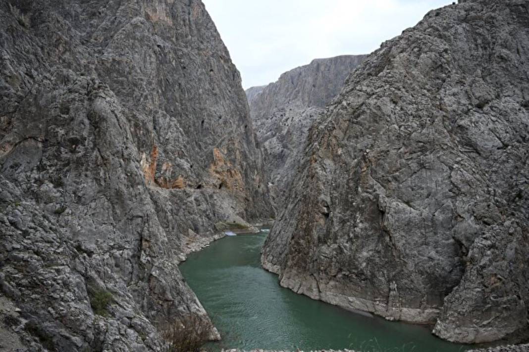 Burası dünyanın en tehlikeli yolu! Üstelik o ilimizde... Her geçen ölümle burun buruna geliyor, buradan geçerken dikkat edin 8