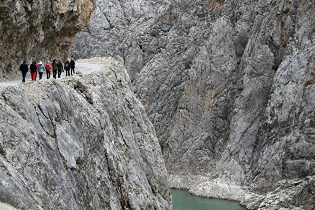 Burası dünyanın en tehlikeli yolu! Üstelik o ilimizde... Her geçen ölümle burun buruna geliyor, buradan geçerken dikkat edin 7