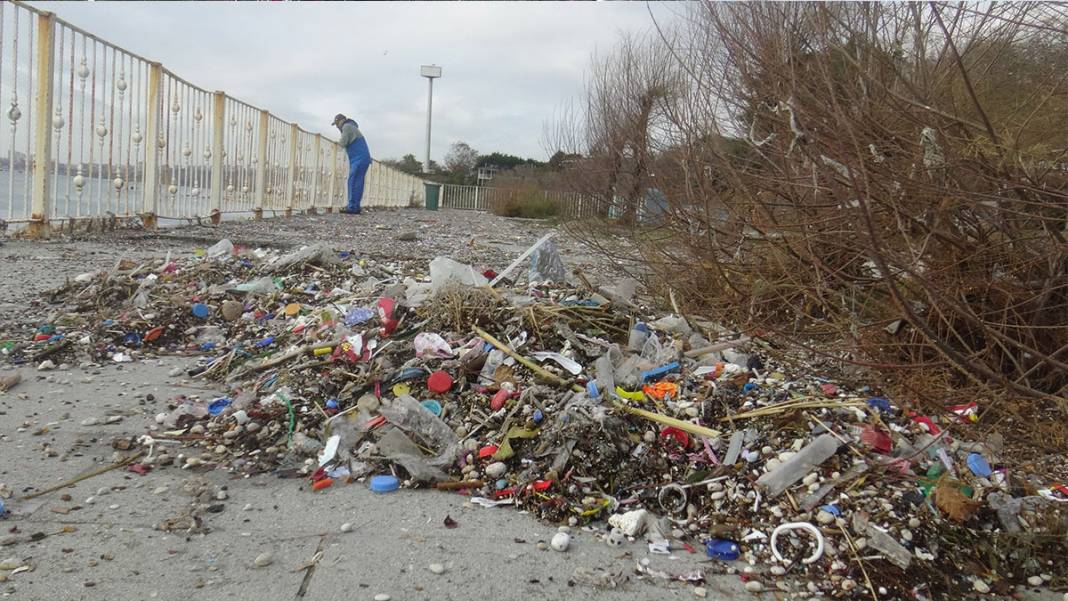 Avcılar'da deniz çöpleri adeta kustu 3