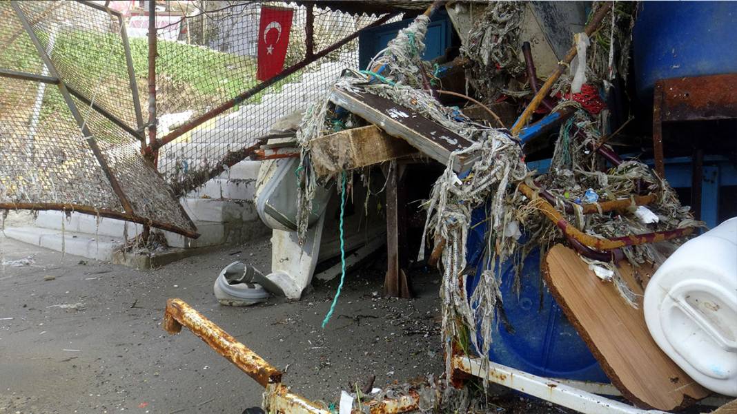 Avcılar'da deniz çöpleri adeta kustu 4
