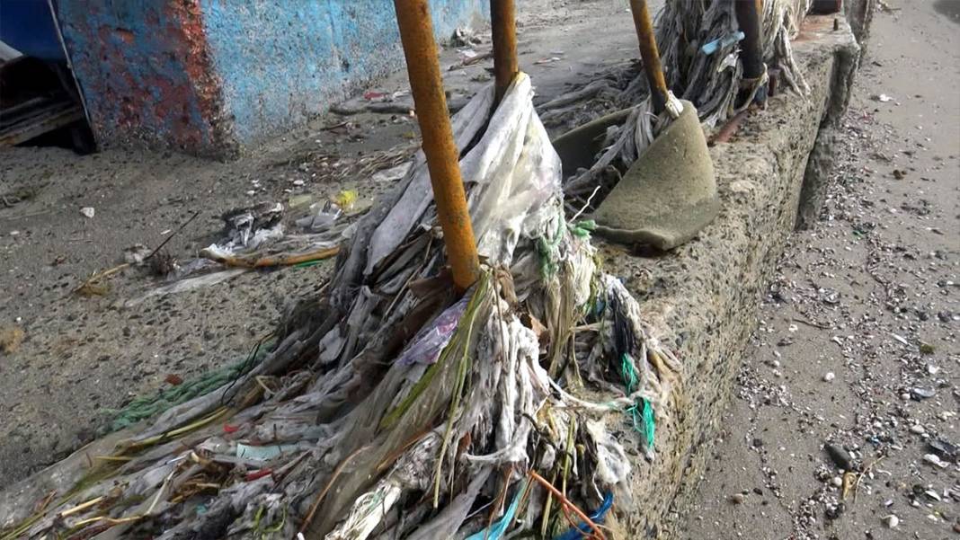 Avcılar'da deniz çöpleri adeta kustu 5