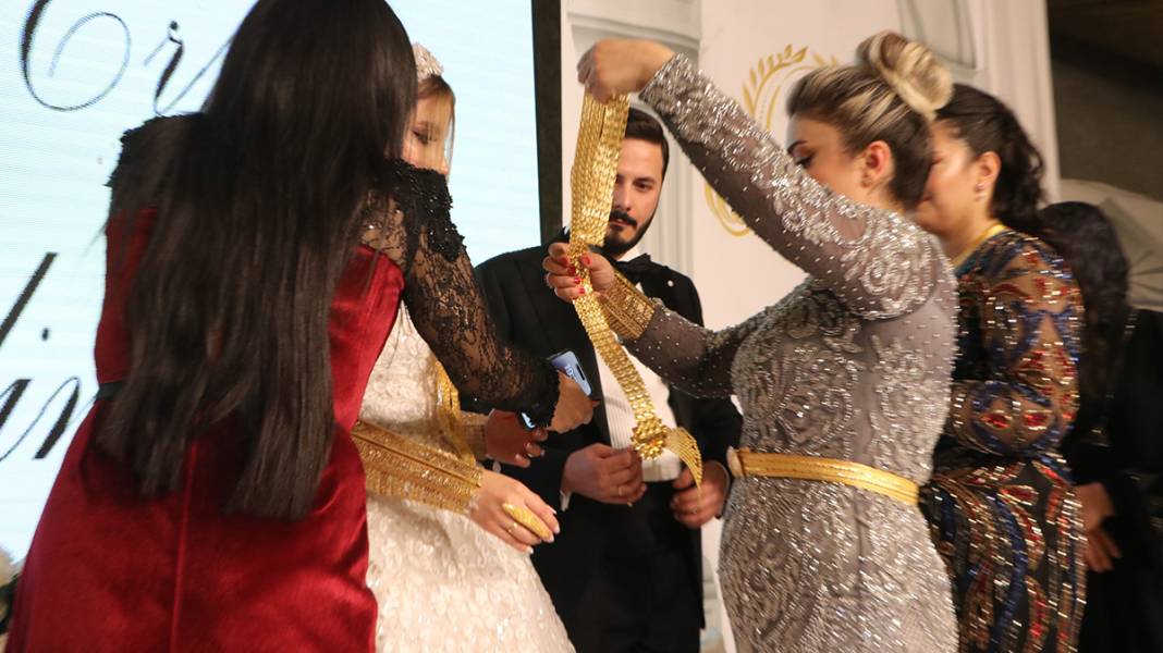 Düğünde bavulla altın takıldı! Gelin hareket edemedi 4