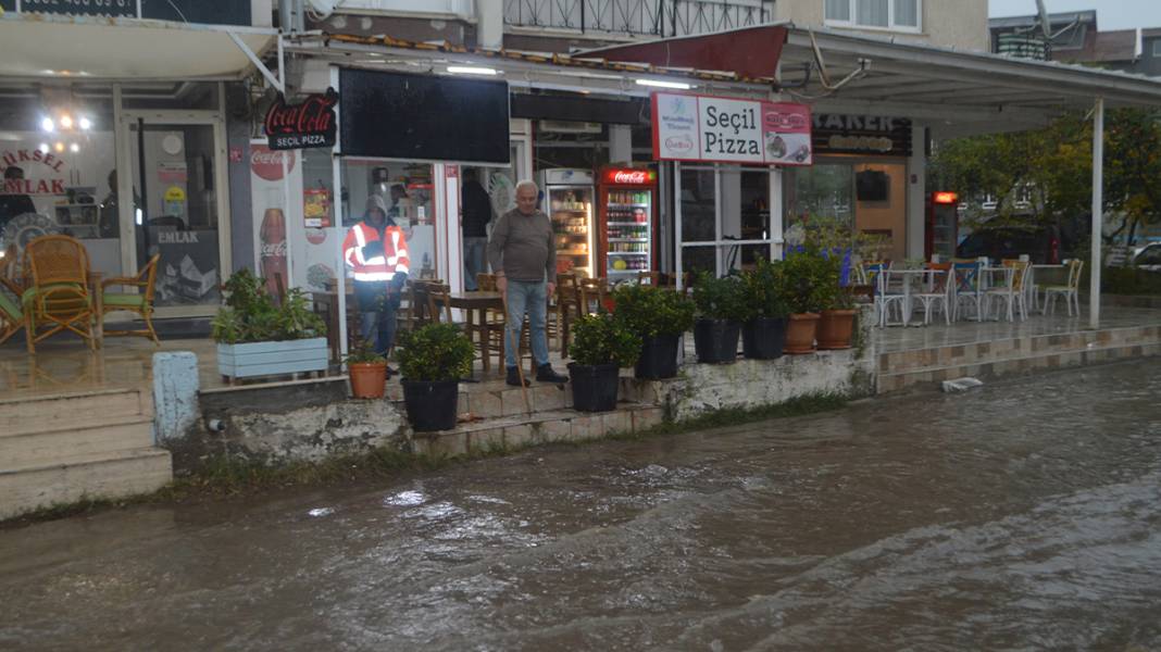 Ayvalık'ta yollar göle döndü! 2