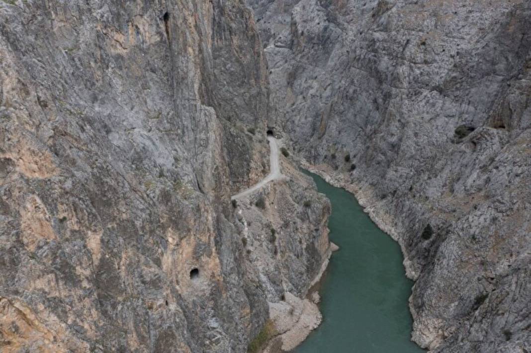 Burası dünyanın en tehlikeli yolu! Üstelik o ilimizde... Her geçen ölümle burun buruna geliyor, buradan geçerken dikkat edin 6