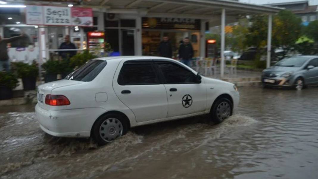 Ayvalık'ta yollar göle döndü! 4