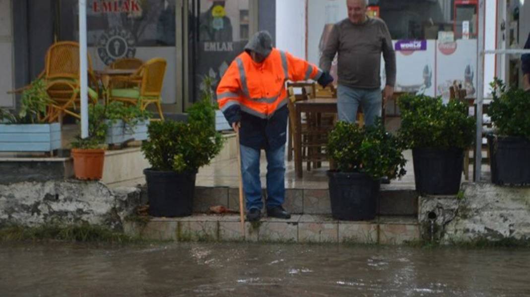 Ayvalık'ta yollar göle döndü! 1