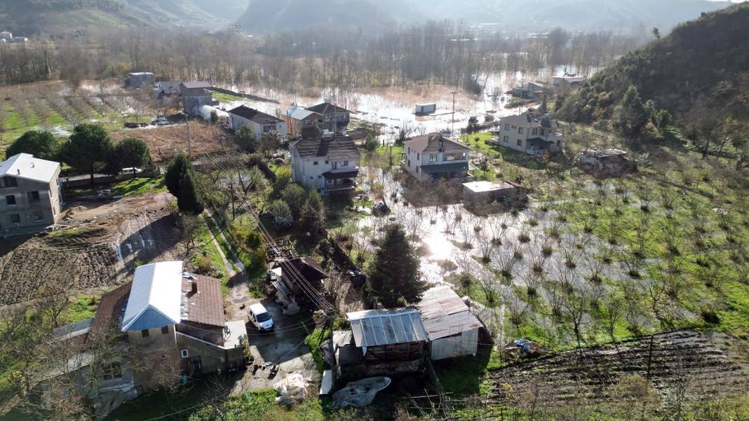 Sakarya'da sağanak! Dereler yaştı, evleri, yolları su bastı 3