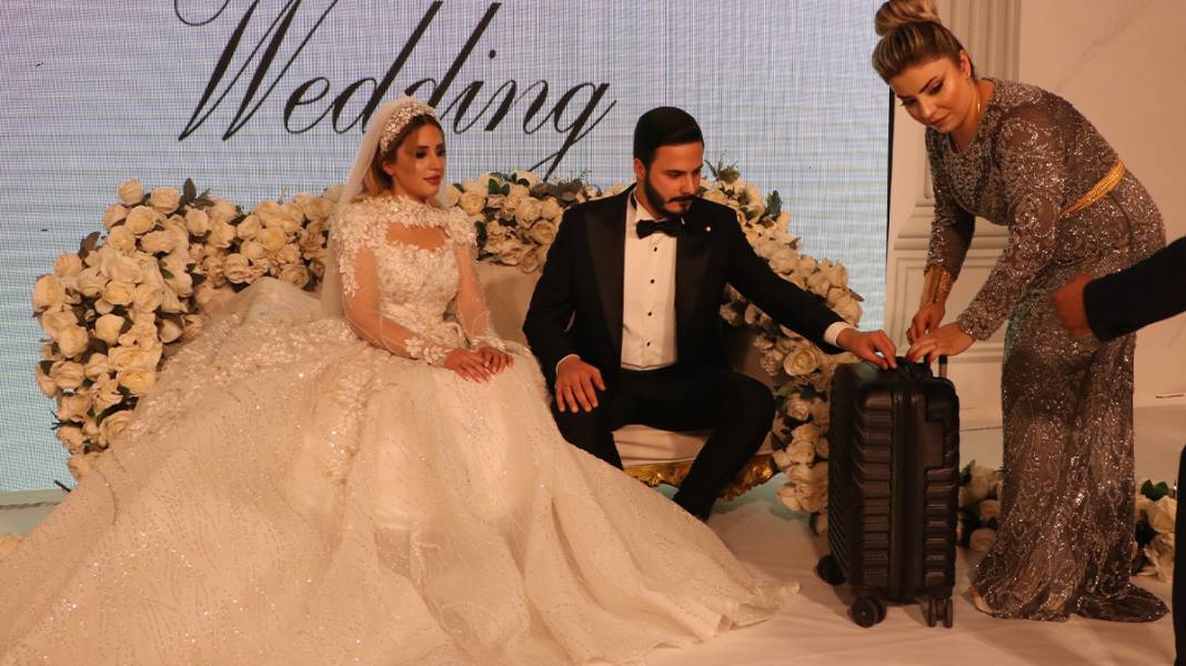 Düğünde bavulla altın takıldı! Gelin hareket edemedi 1
