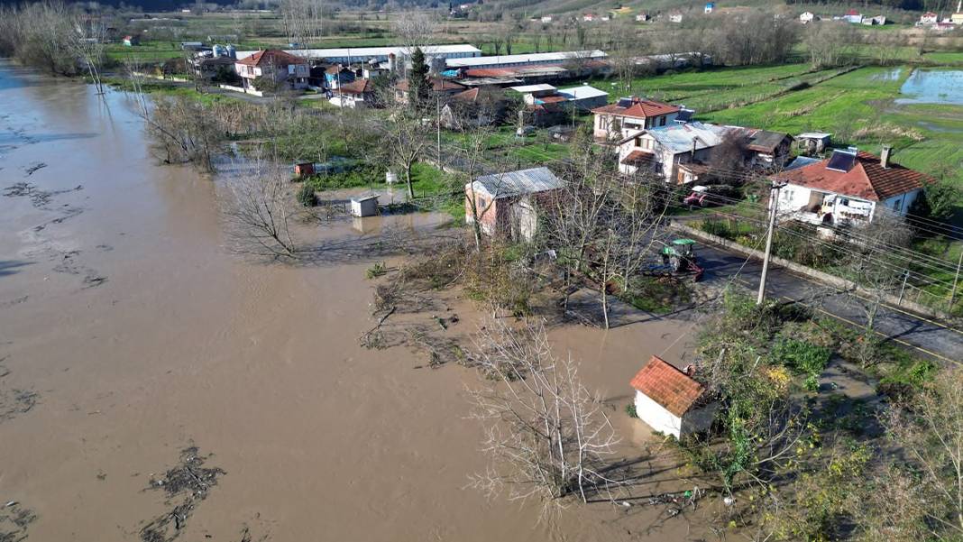 Sakarya'da sağanak! Dereler yaştı, evleri, yolları su bastı 2