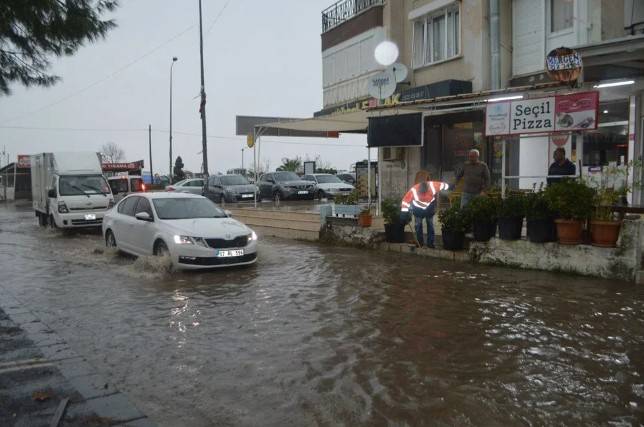 Ayvalık'ta yollar göle döndü! 5