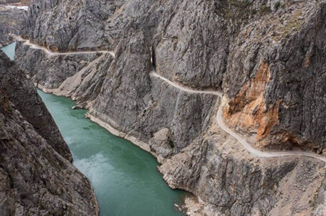 Burası dünyanın en tehlikeli yolu! Üstelik o ilimizde... Her geçen ölümle burun buruna geliyor, buradan geçerken dikkat edin 2