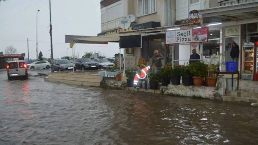 Ayvalık'ta yollar göle döndü! 3