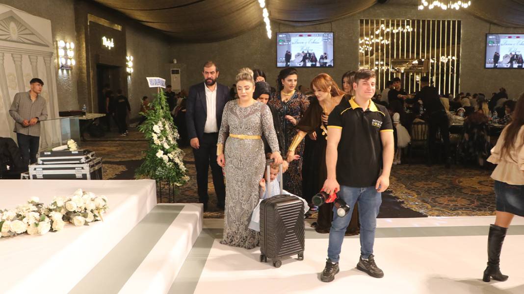 Düğünde bavulla altın takıldı! Gelin hareket edemedi 2