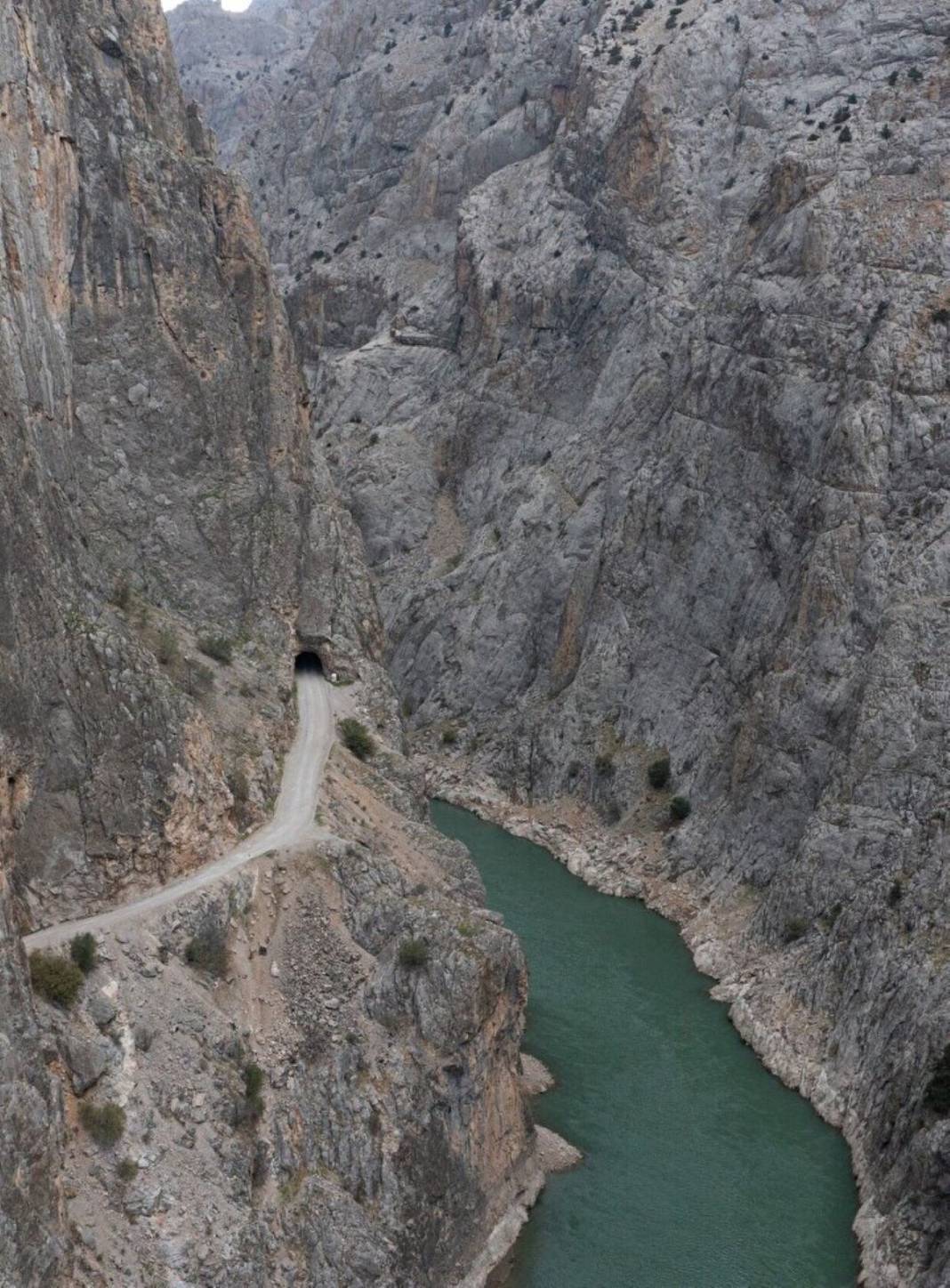 Burası dünyanın en tehlikeli yolu! Üstelik o ilimizde... Her geçen ölümle burun buruna geliyor, buradan geçerken dikkat edin 1
