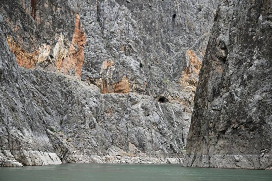 Burası dünyanın en tehlikeli yolu! Üstelik o ilimizde... Her geçen ölümle burun buruna geliyor, buradan geçerken dikkat edin 13
