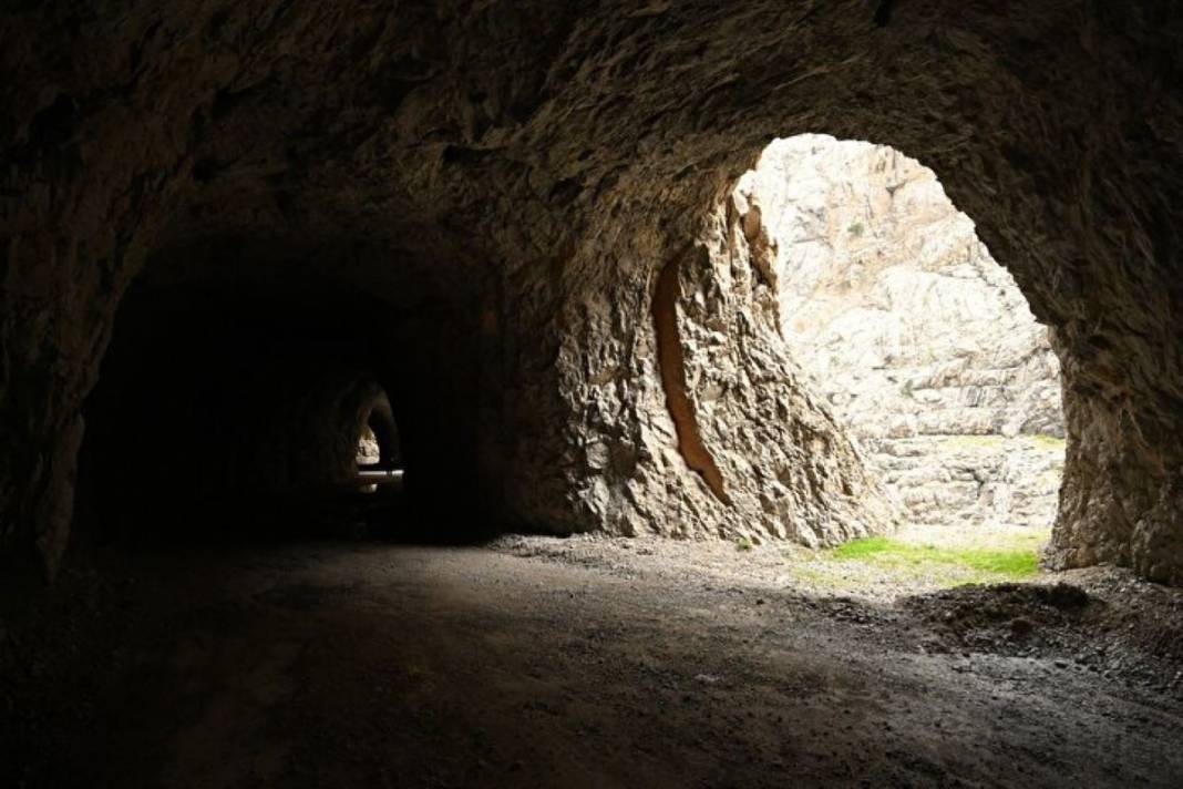 Burası dünyanın en tehlikeli yolu! Üstelik o ilimizde... Her geçen ölümle burun buruna geliyor, buradan geçerken dikkat edin 12