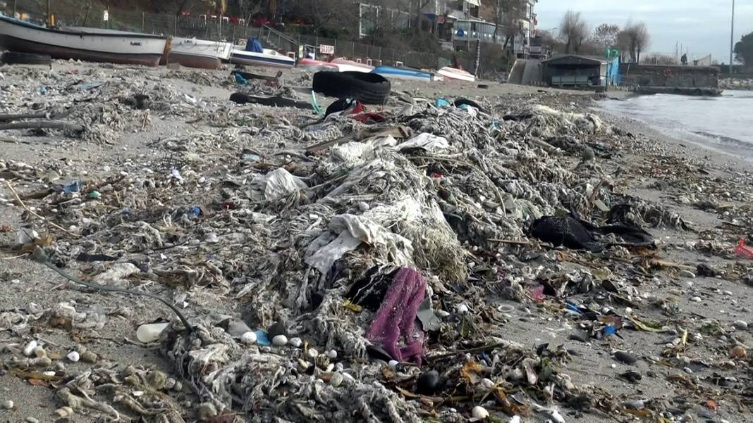 İstanbul'u lodos vurdu: Metrelerce yükselen dalgalar kameralara yansıdı 9