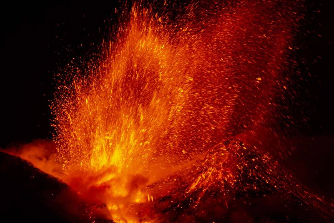 Etna Yanardağı yeniden lav ve kül püskürttü:  Bölgeden geçen uçaklar için kırmızı kodlu uyarı 4