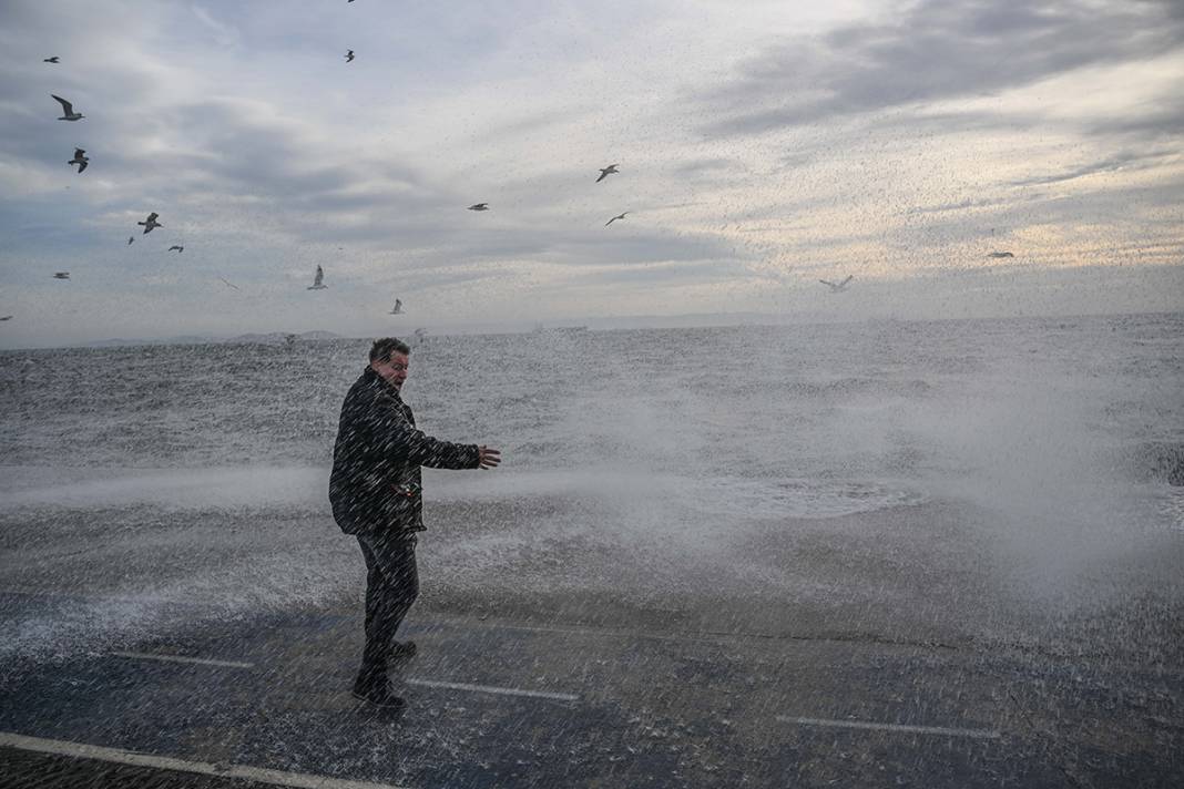 İstanbul'u lodos vurdu: Metrelerce yükselen dalgalar kameralara yansıdı 6