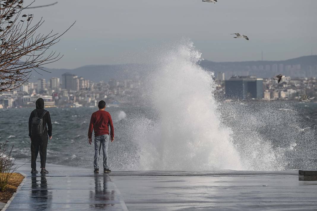 İstanbul'u lodos vurdu: Metrelerce yükselen dalgalar kameralara yansıdı 8