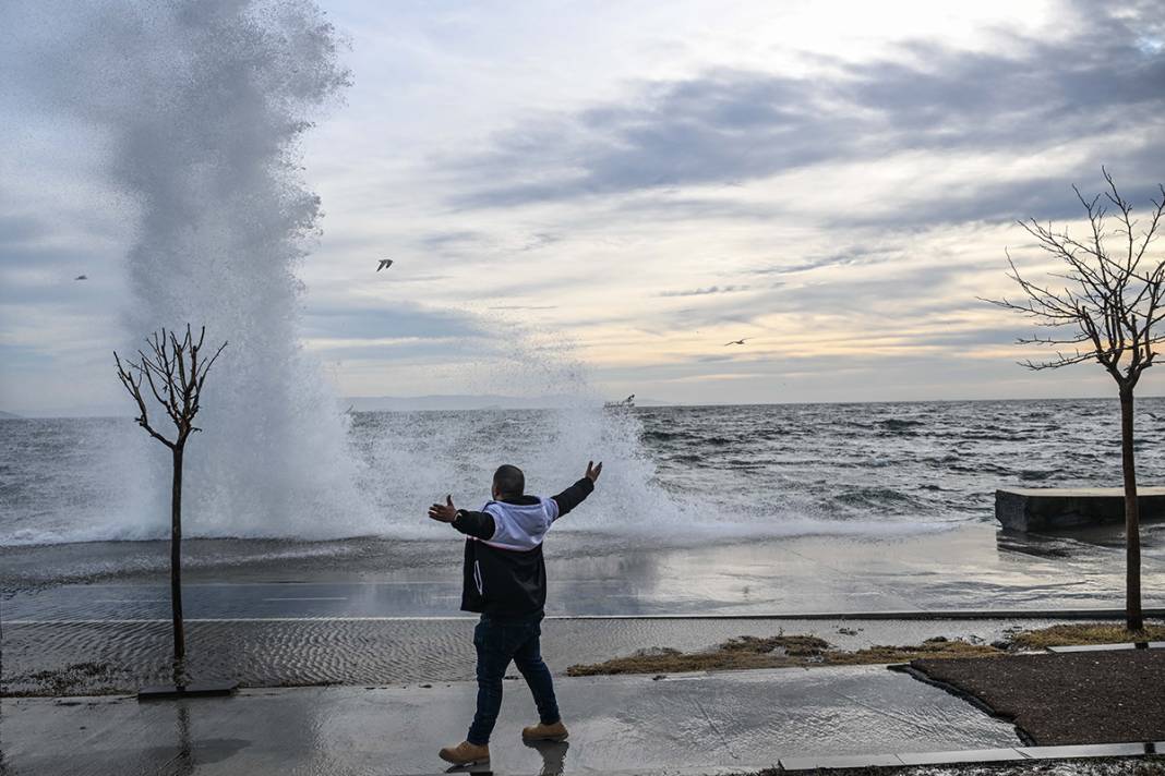 İstanbul'u lodos vurdu: Metrelerce yükselen dalgalar kameralara yansıdı 5