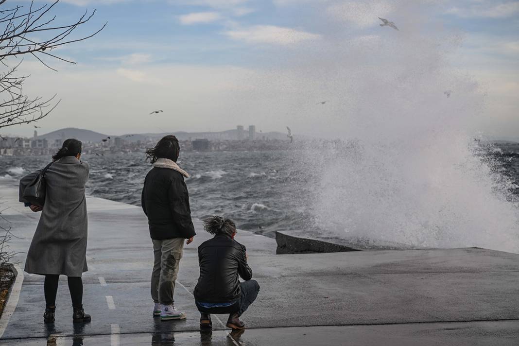 İstanbul'u lodos vurdu: Metrelerce yükselen dalgalar kameralara yansıdı 7