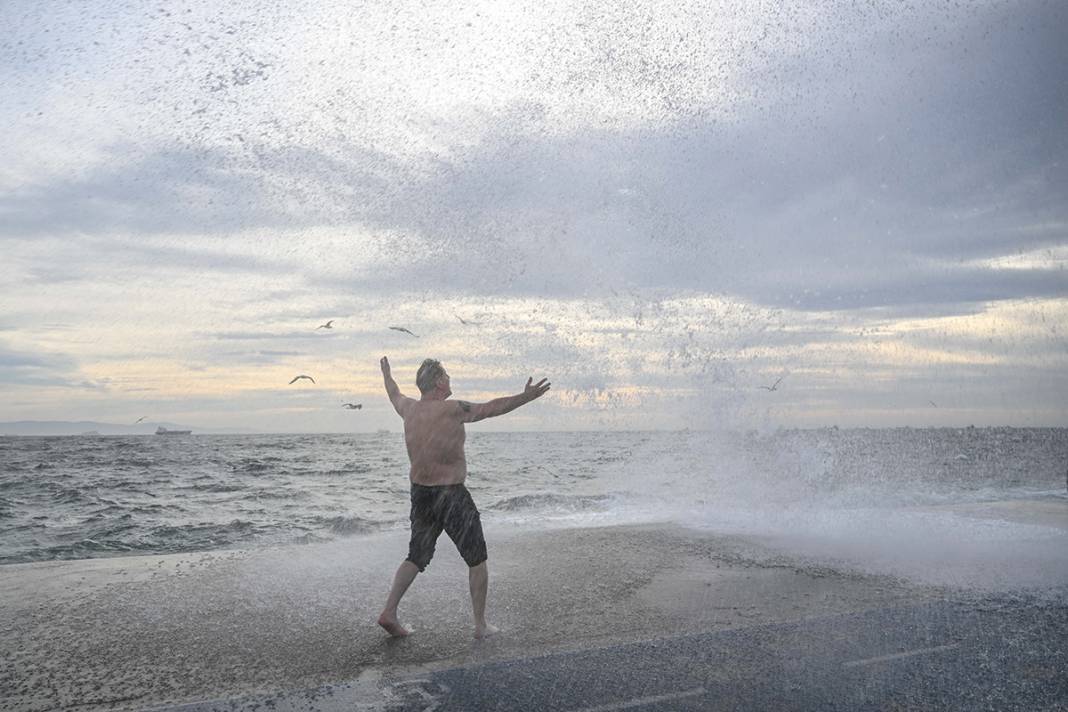 İstanbul'u lodos vurdu: Metrelerce yükselen dalgalar kameralara yansıdı 4