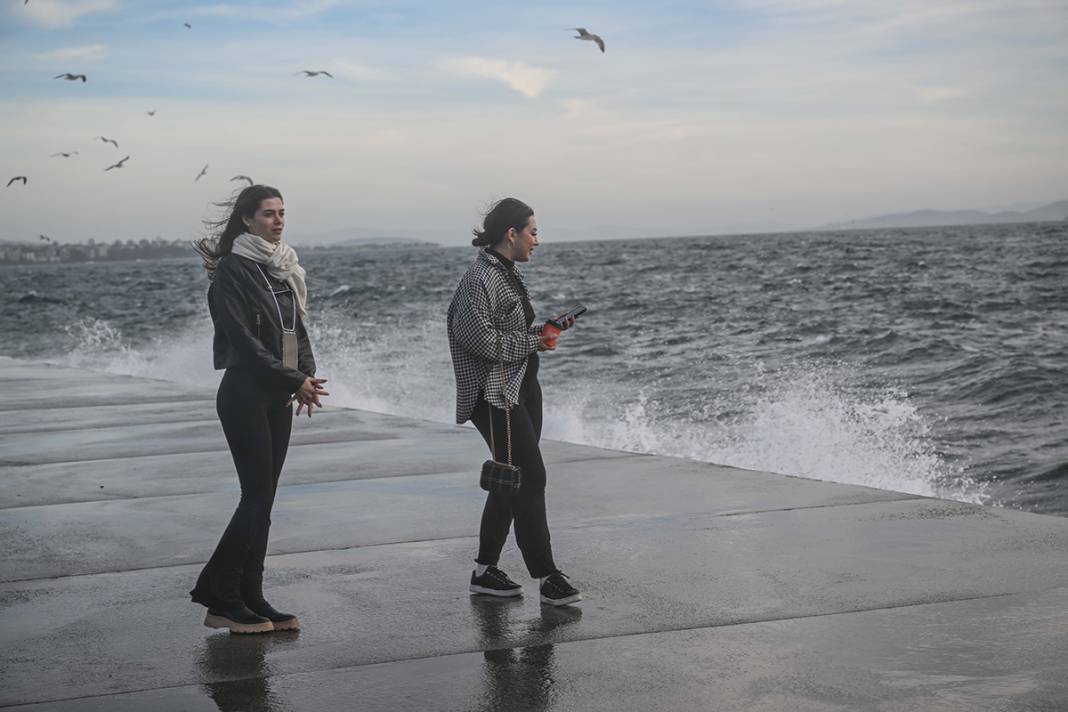 İstanbul'u lodos vurdu: Metrelerce yükselen dalgalar kameralara yansıdı 3