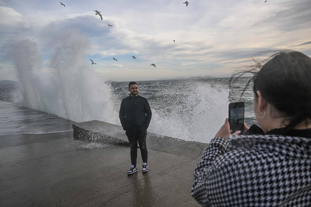 İstanbul'u lodos vurdu: Metrelerce yükselen dalgalar kameralara yansıdı 2