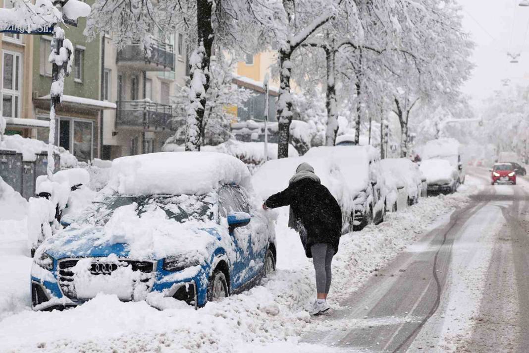 Almanya kara teslim: Tren ve uçak seferleri iptal edildi 9