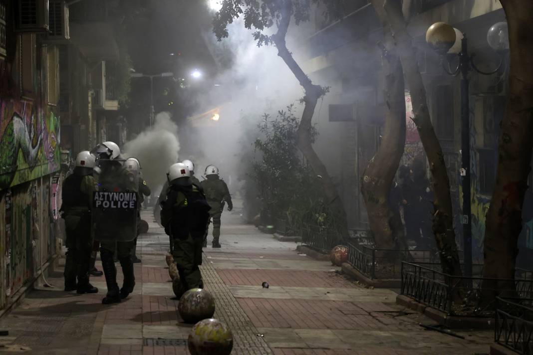 Atina'da sokaklar karıştı: Eylemcilere biber gazı müdahalesi, onlarca gözaltı... 9