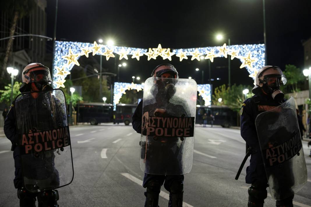 Atina'da sokaklar karıştı: Eylemcilere biber gazı müdahalesi, onlarca gözaltı... 10