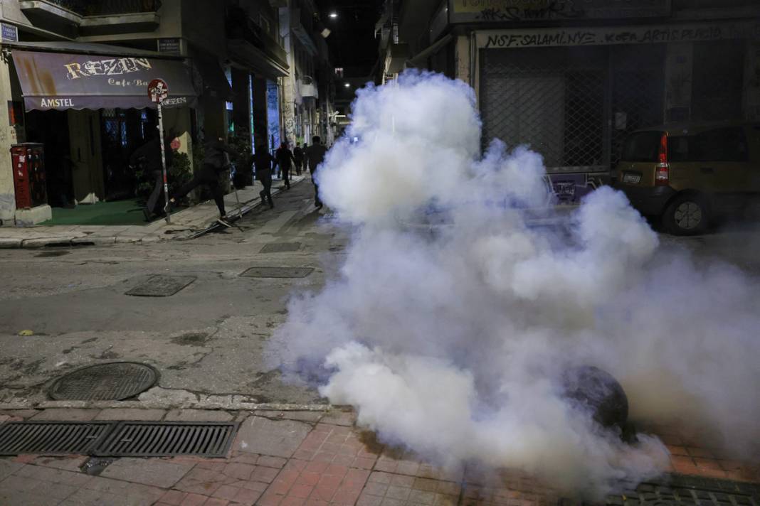 Atina'da sokaklar karıştı: Eylemcilere biber gazı müdahalesi, onlarca gözaltı... 8