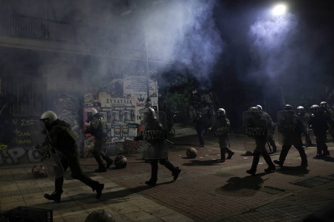 Atina'da sokaklar karıştı: Eylemcilere biber gazı müdahalesi, onlarca gözaltı... 11