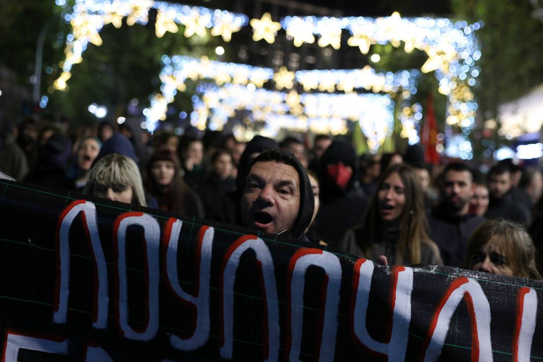 Atina'da sokaklar karıştı: Eylemcilere biber gazı müdahalesi, onlarca gözaltı... 3