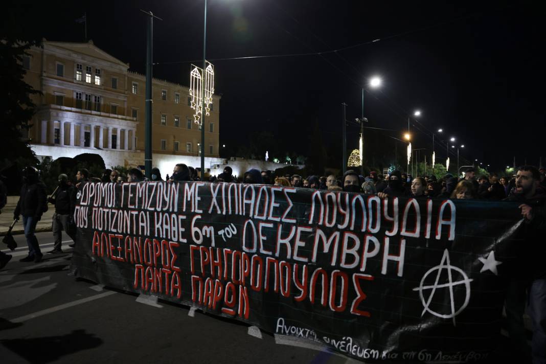 Atina'da sokaklar karıştı: Eylemcilere biber gazı müdahalesi, onlarca gözaltı... 1