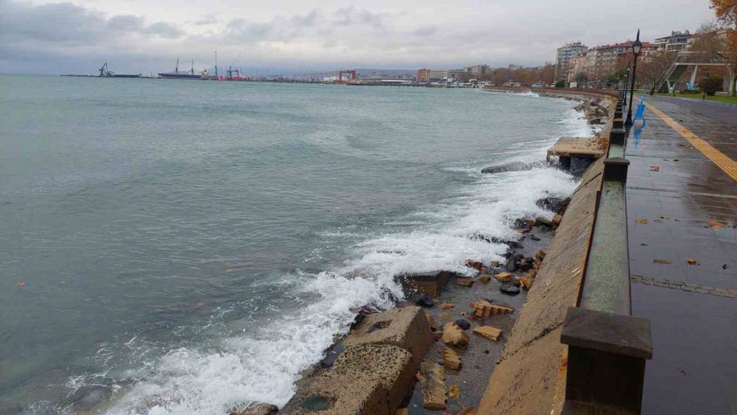 Marmara'da deniz ulaşımına hava engeli: Çok sayıda gemi Tekirdağ açıklarına demirledi 3